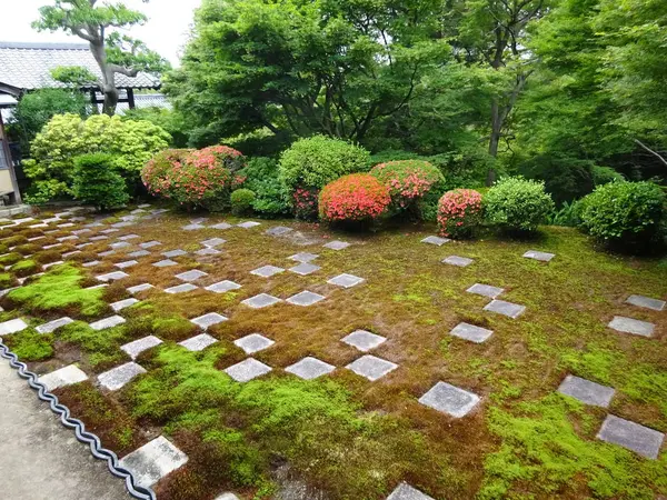 渓谷を背景に「方丈北庭」