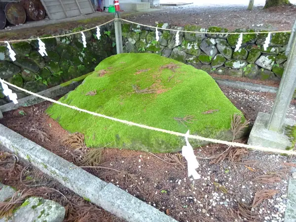 神さまが降臨した牛王石