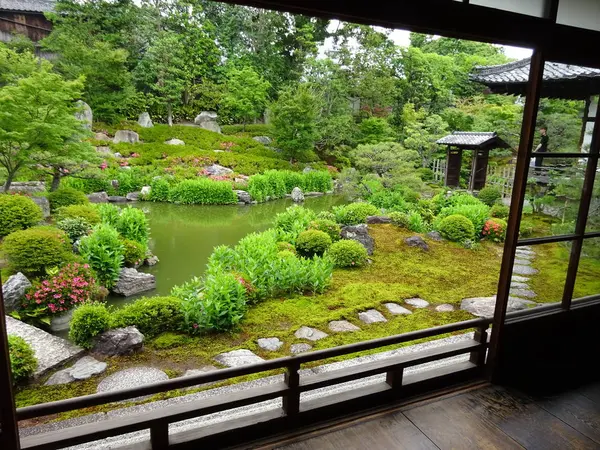 新緑の庭
