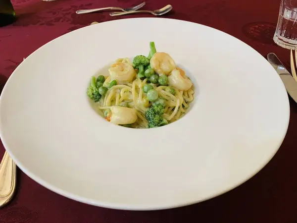 グリーンピースとエビのクリームパスタ