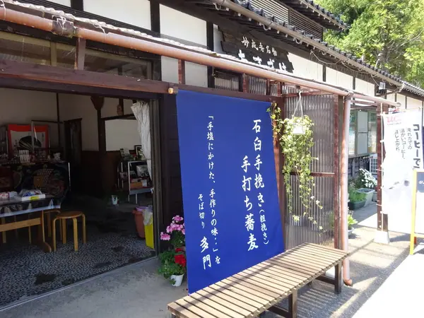 お寺の門前で食事