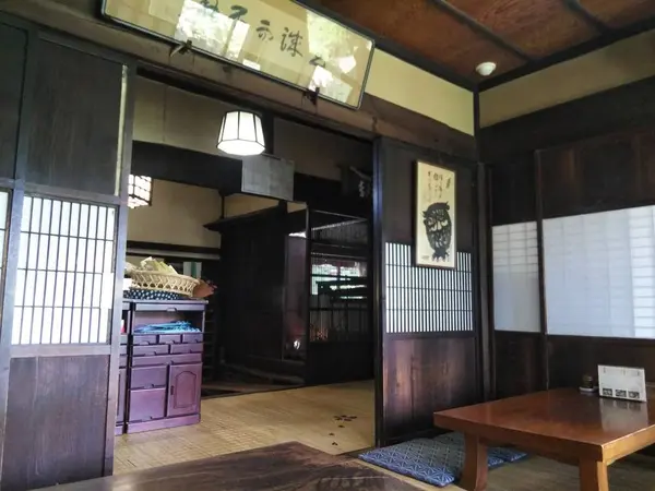 土間をあがると