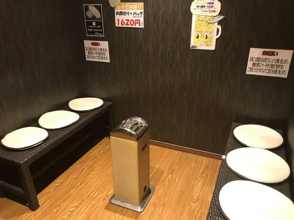 落ち着いたトーンの内装