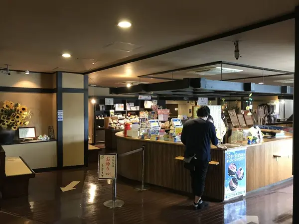 落ち着いた館内