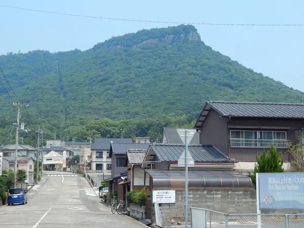 駅から見える「冠ヶ嶽（かんむりがたけ）」