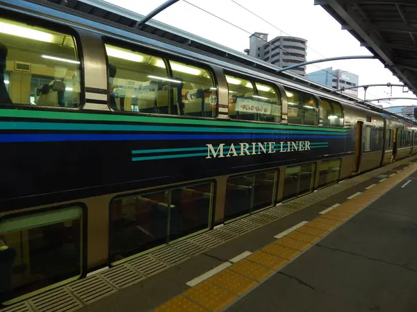 瀬戸大橋を渡る電車