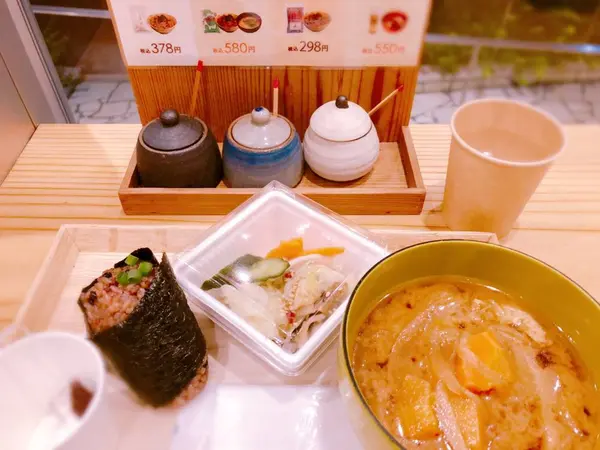 色んなおにぎり、定食やカレーも有り。