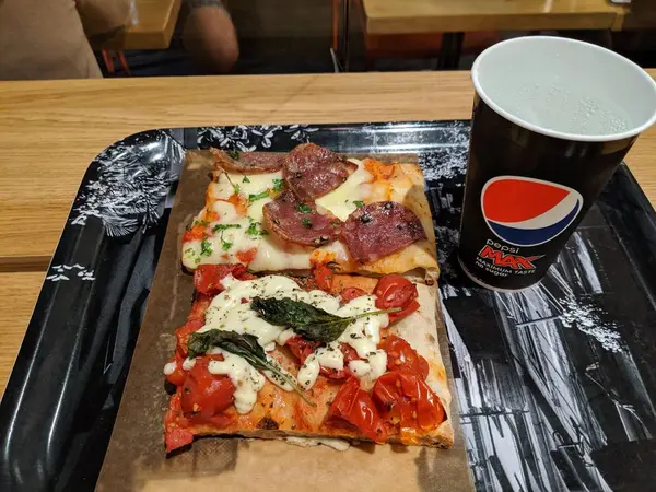 ファストフード店もあります