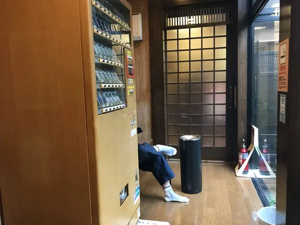 細長い喫煙室