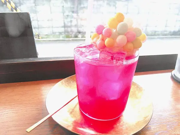こちらはピンクおいりクリームソーダ