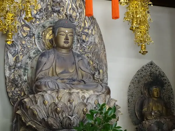 仏殿の釈迦三尊像