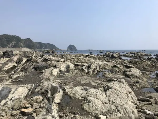 奥の小島は劔崎