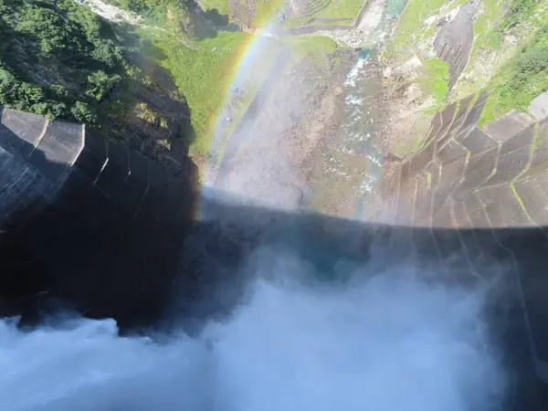 ダム中心から下を見下ろす