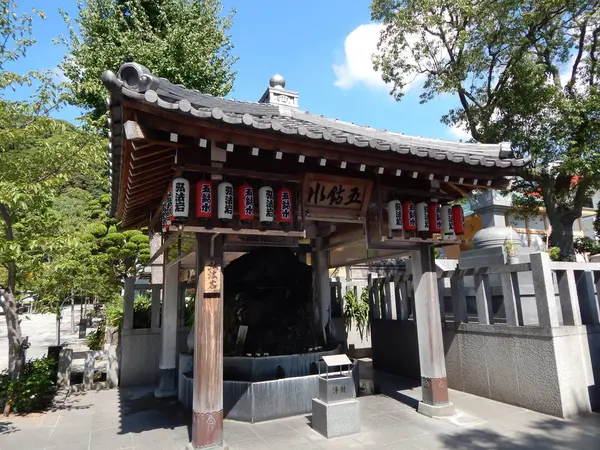 弘法岩と独鈷水（手水舎）