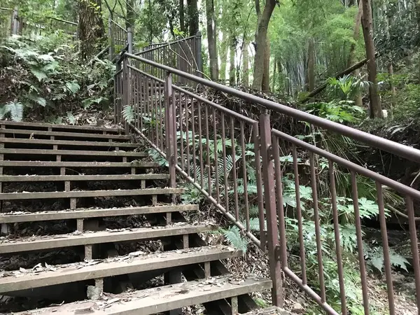 河原への階段