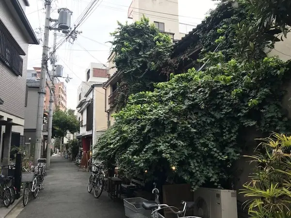 路地にある隠れ家カフェ