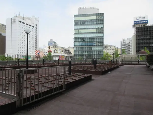 駐車場と広場