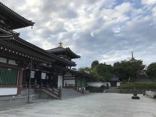 本仏殿を回るように進めます。