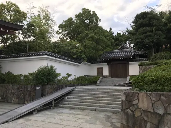 階段で奥へと