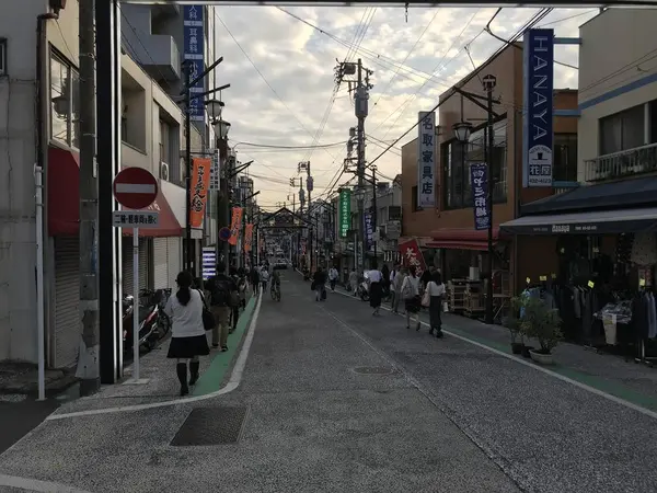 こちらは、六角橋商店街です。