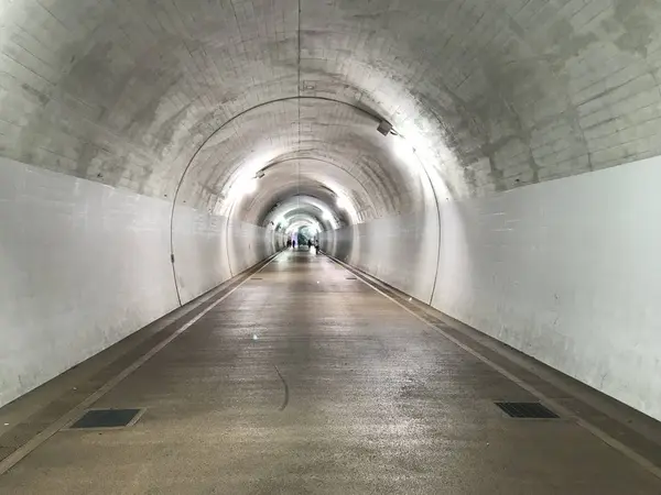 歩道のトンネルとしては、贅沢なw