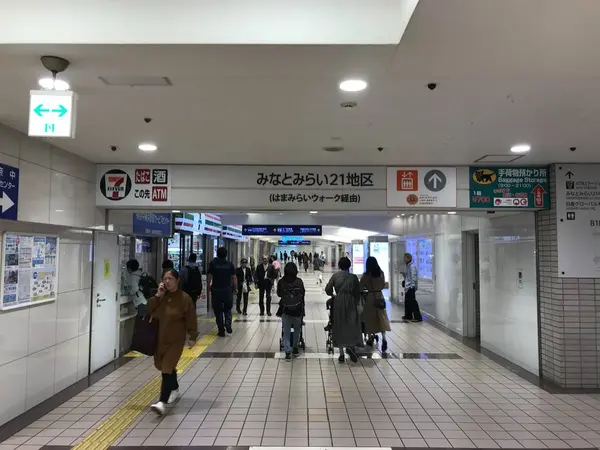 野外デッキは交差広場