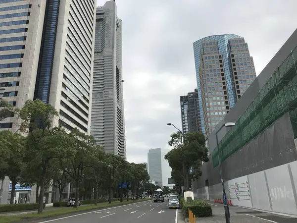 右の建設中の建物はチケットぴあです。