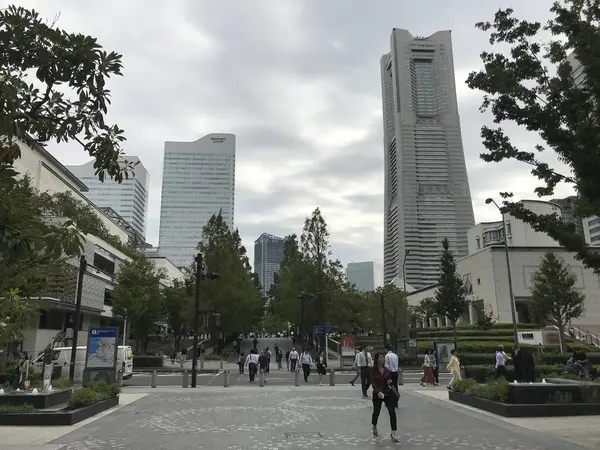 美術の広場を臨む