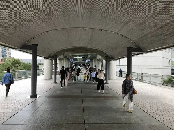 再度、動く歩道へ