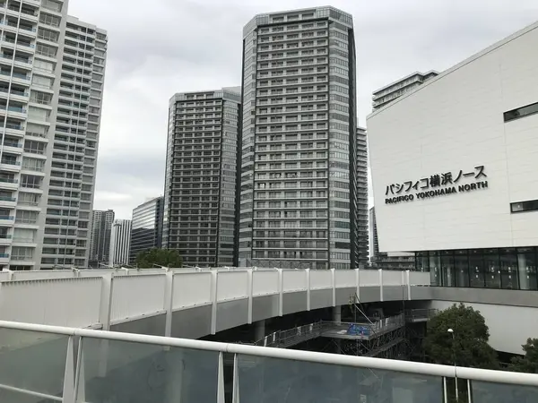 ペデストリアンデッキ