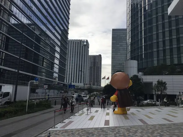 高層ビル群にアンパンマン