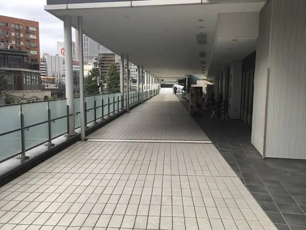 ビルを囲むように進みます。