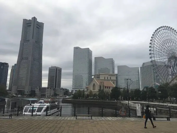 手前の建物は結婚式場です。