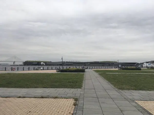 港に面した広場