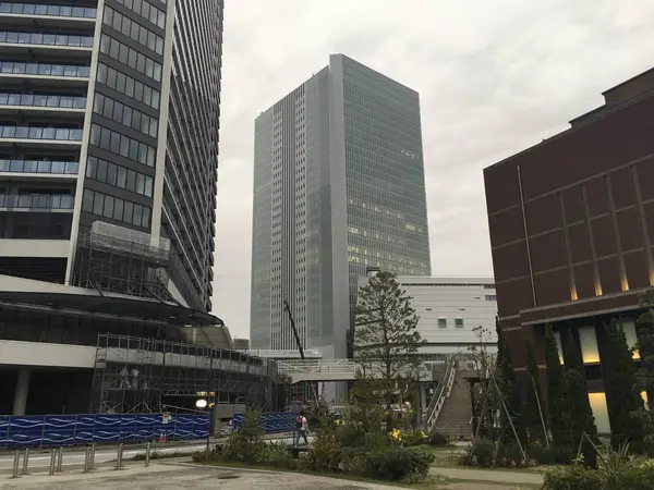 横浜市庁舎も斬新です。