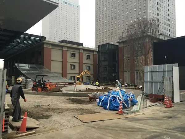工事現場の門が開いてました。