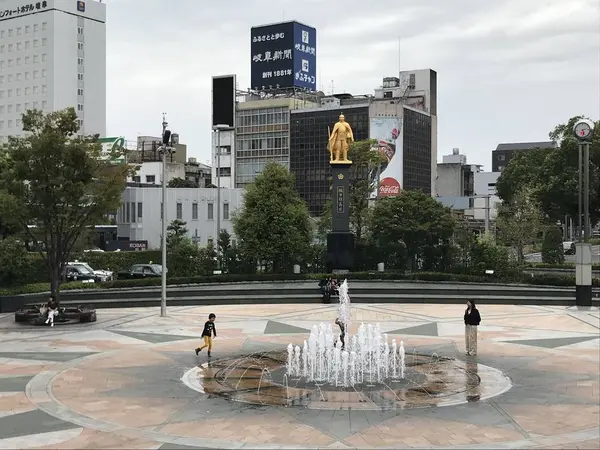 岐阜駅前に佇む金キラ金の信長