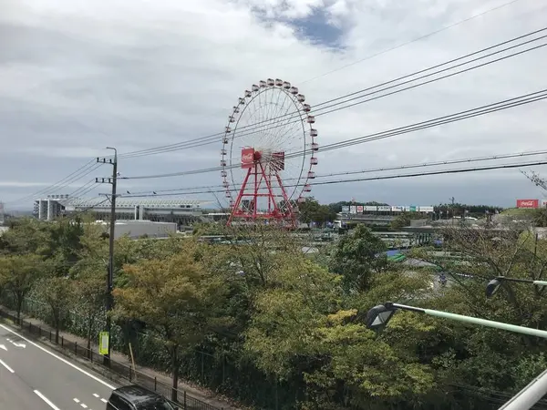 さあ歩くぞ、とりあえず観覧車に向かえ