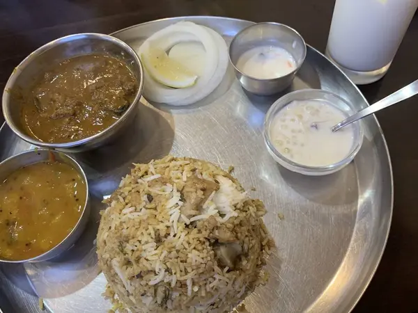 本日のビリヤニ(チキン)とマトンカレー。