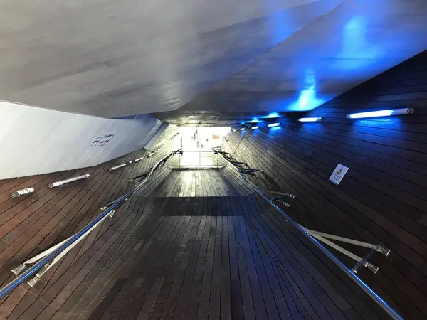 内部への通路