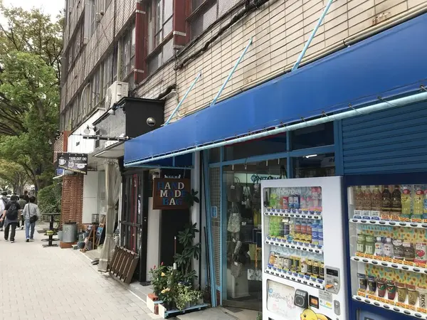 決して綺麗なビルではない。