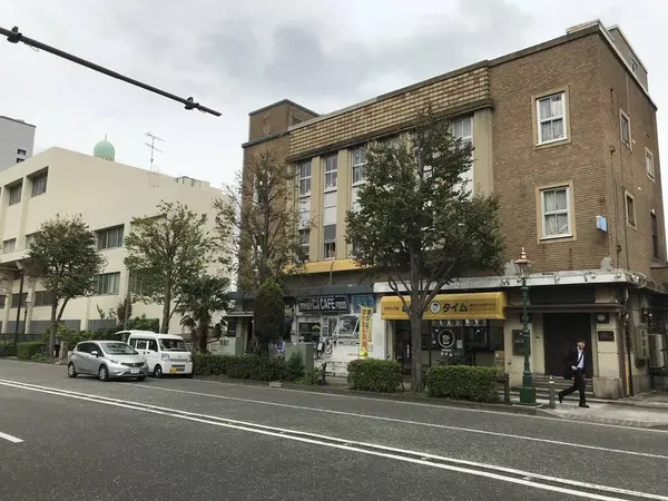 上の画像のレストランのビル