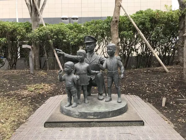 こんな銅像に誤魔化されませんw