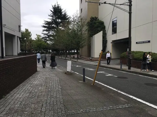 山下公園に向かう道