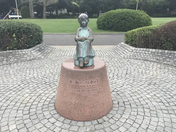 赤い靴の女の子の像