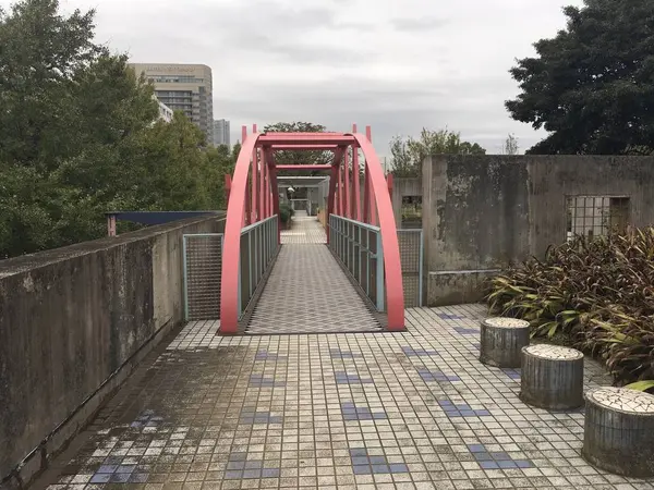 途中には横浜博覧会の駅跡地も