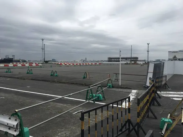 幾つかの倉庫の取り壊しが始まってます。