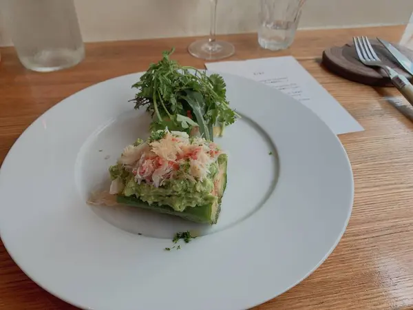 ずわい蟹とアボカドのタルタル 柑橘のサラダ