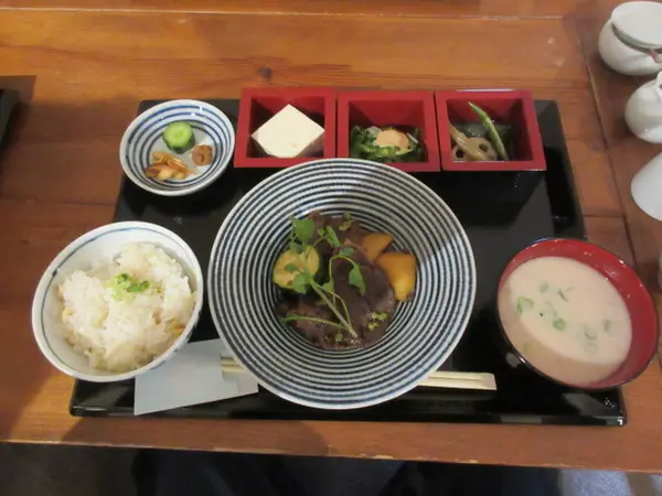 和牛すね肉の山椒煮膳