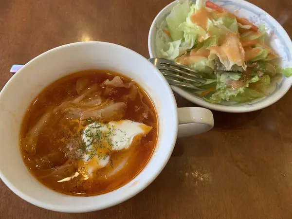 ボルシチはサワークリームと相性抜群。